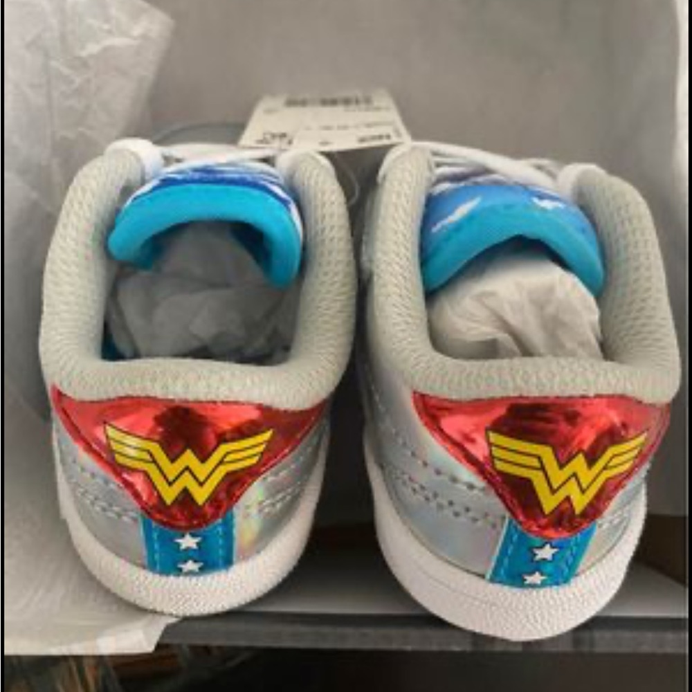 Reebok Wonder Woman Club C shoes, size 4.  Brand new in box! WW84